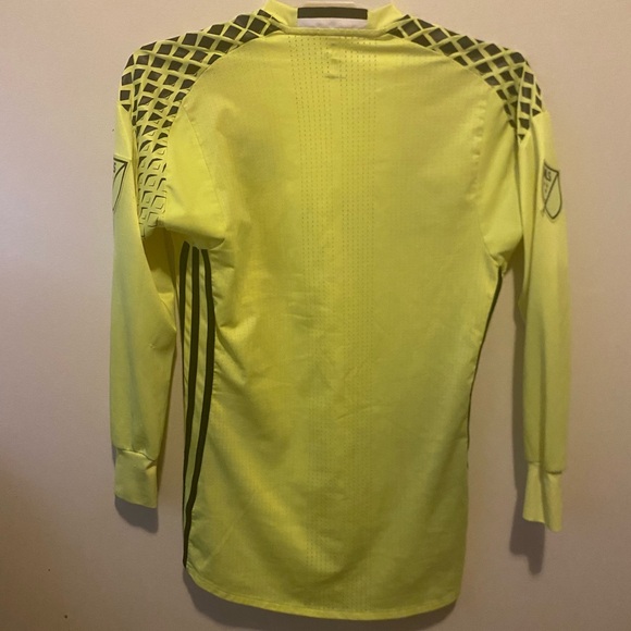 Two Vintage Football Jersey Sz Small - Jamaica/Etihad - Picture 3 of 8